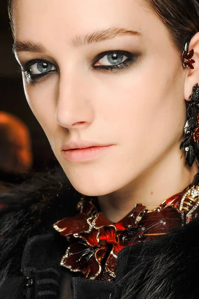 Look 16